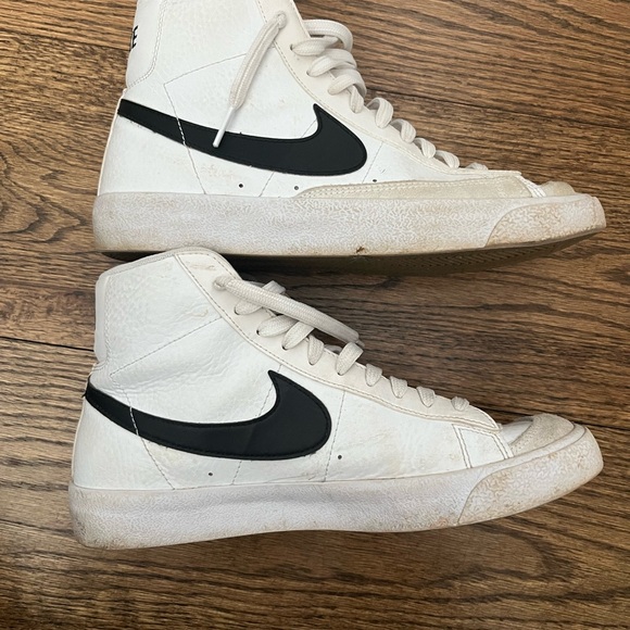 Nike Youth Classic White and Black Sneakers - Picture 3 of 6